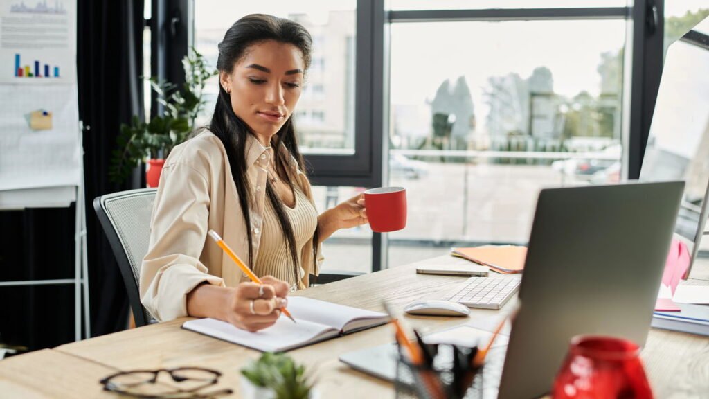 Mulher multitarefas sorrindo em seu home office, com elementos que remetem à maternidade e ao empreendedorismo, simbolizando produtividade e equilíbrio sem burnout.