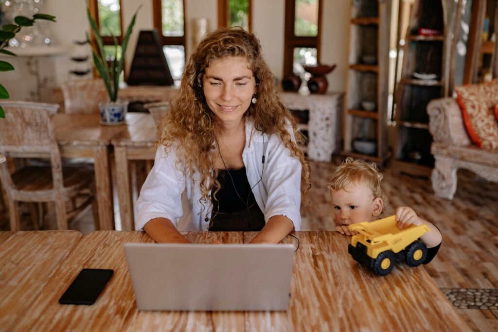 Mãe empreendedora dedicada ao negócio e aos filhos